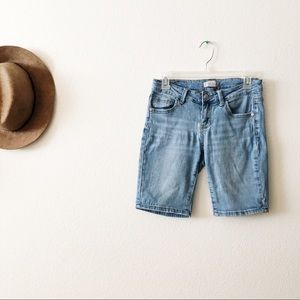JUDY BLUE BERMUDA SHORTS IN LIGHT DENIM